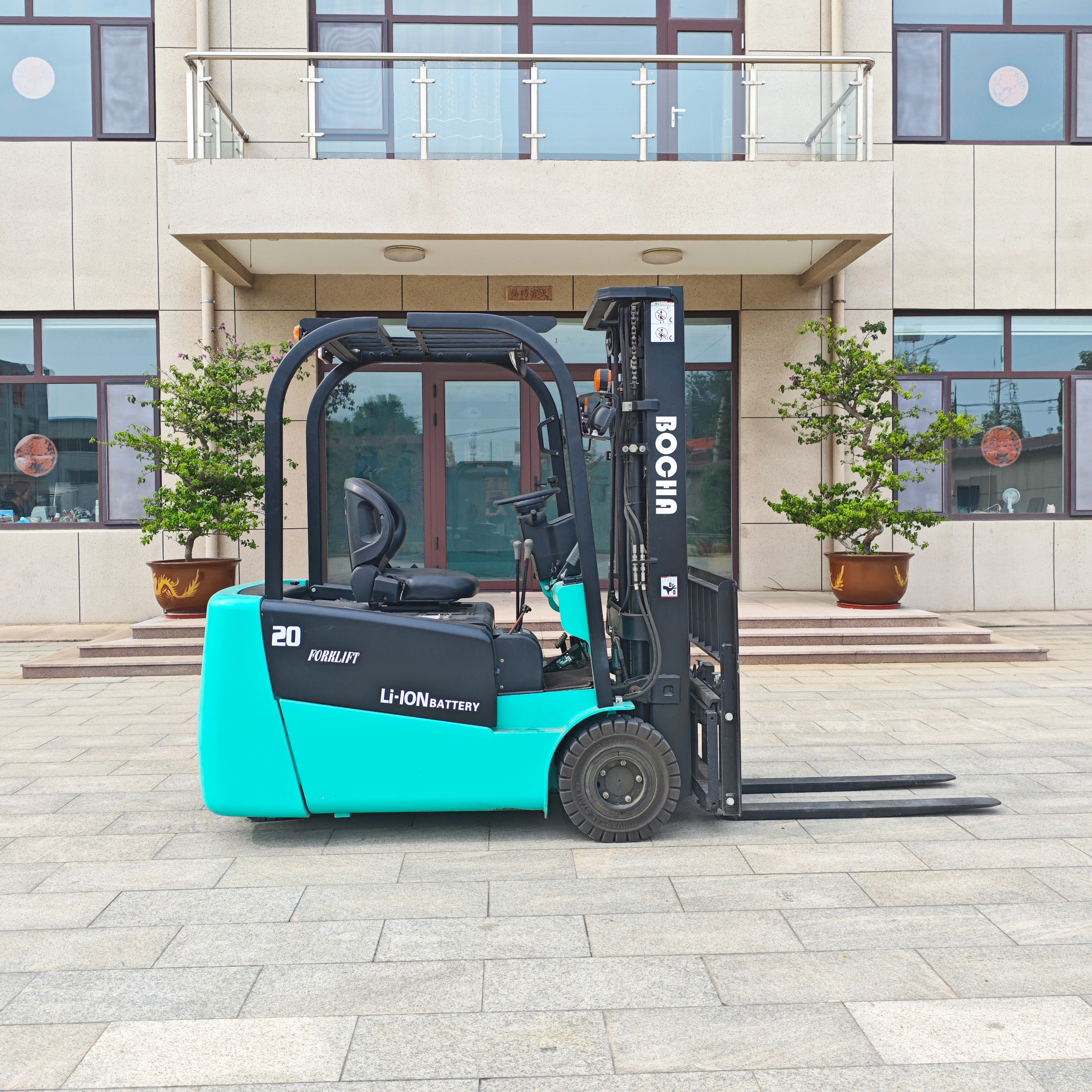 2T small electric forklift rotating in place with three pivot points