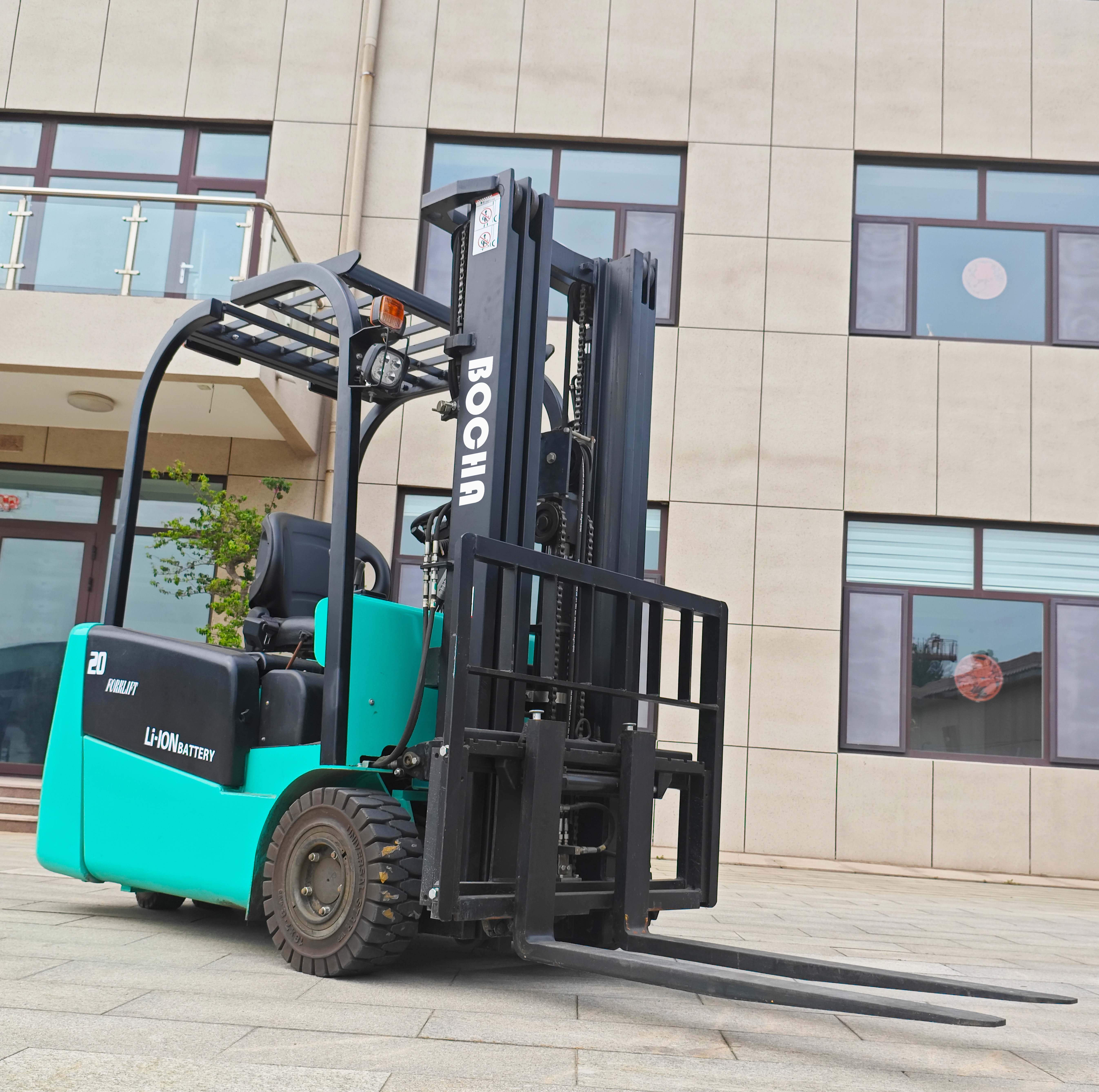 2t small three wheel high hydraulic loading and unloading fork factory direct sales