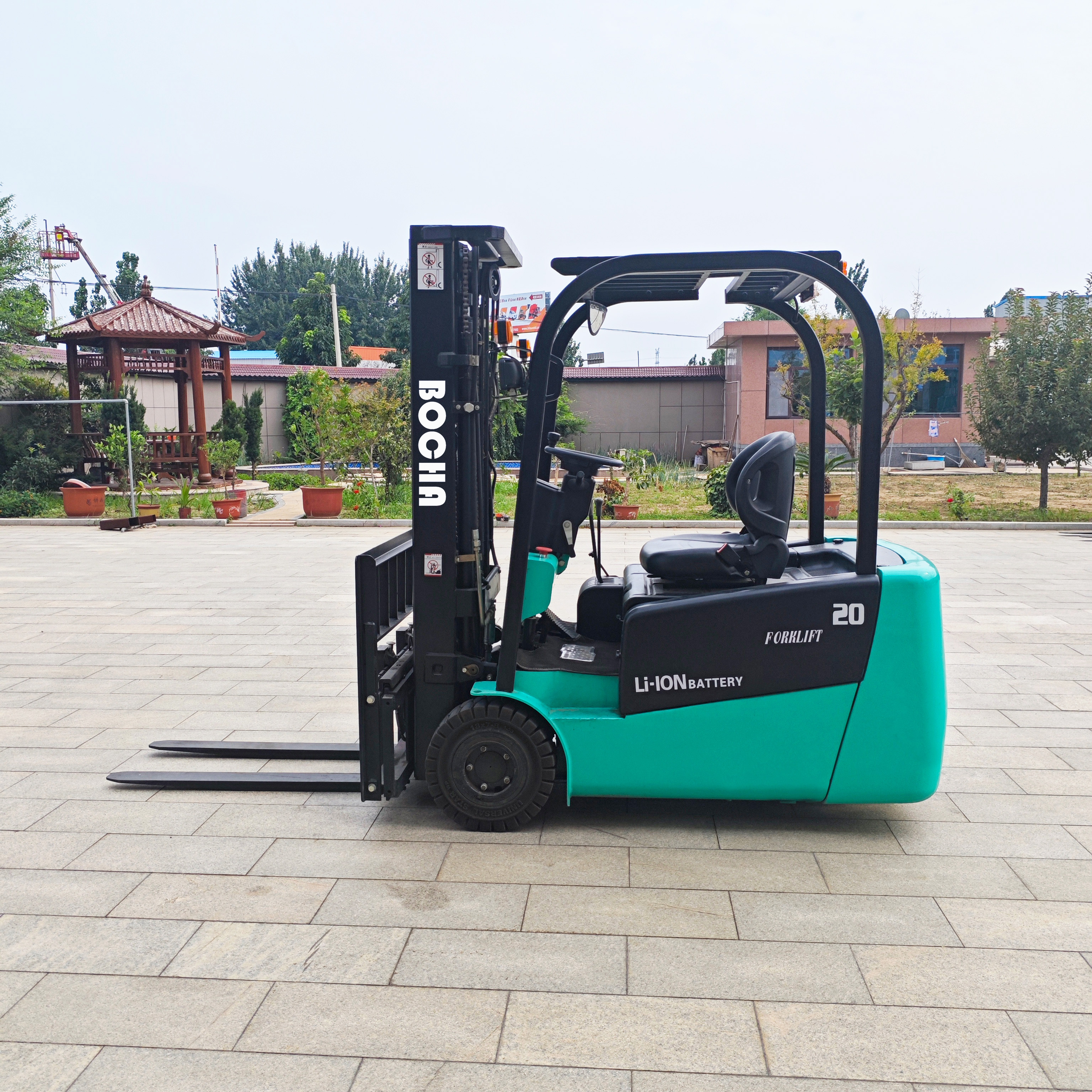 2t small three wheel high hydraulic loading and unloading fork factory direct sales