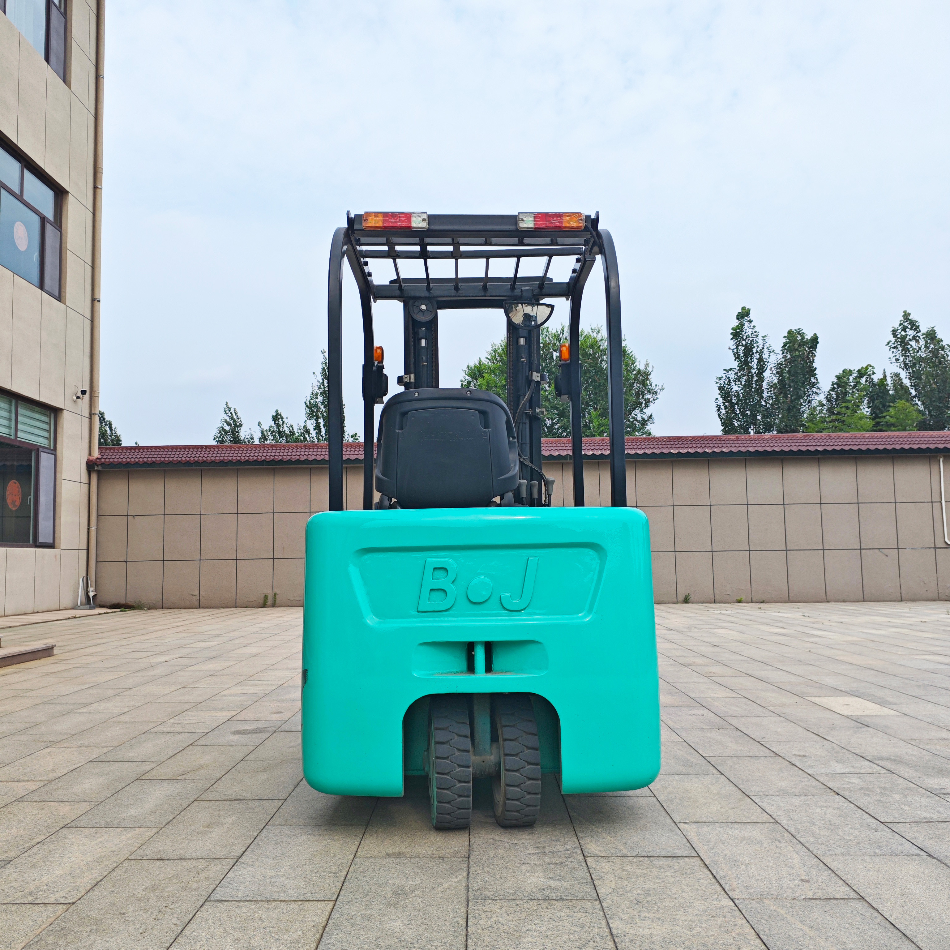 2t small three wheel high hydraulic loading and unloading fork factory direct sales
