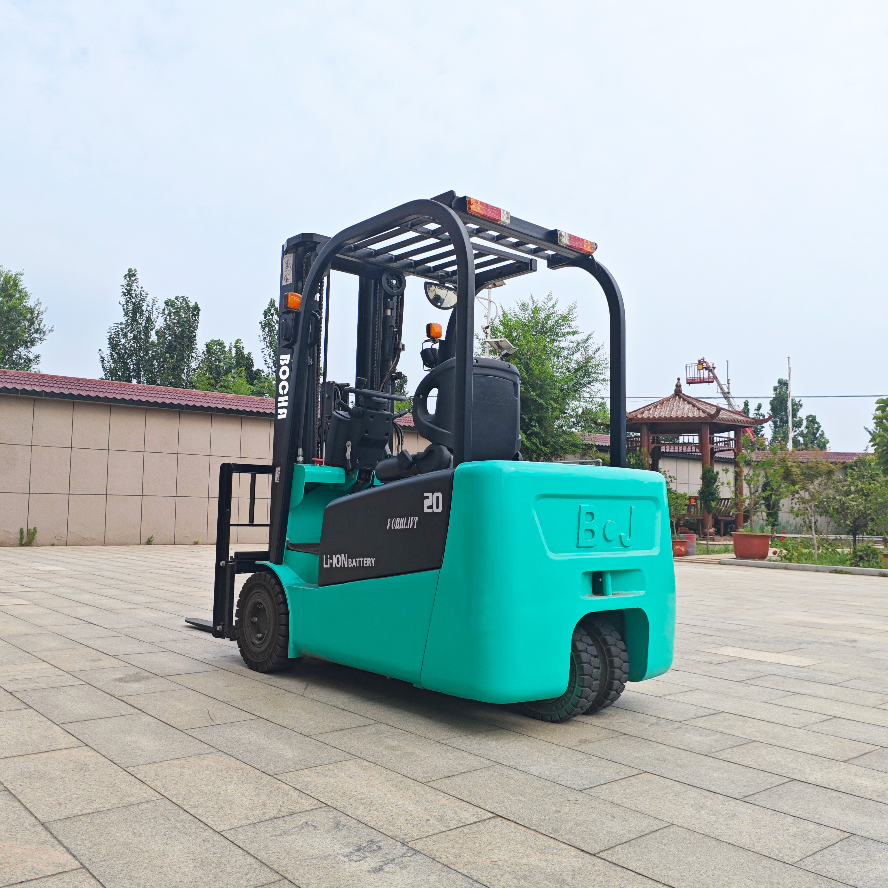 2t small three wheel high hydraulic loading and unloading fork factory direct sales