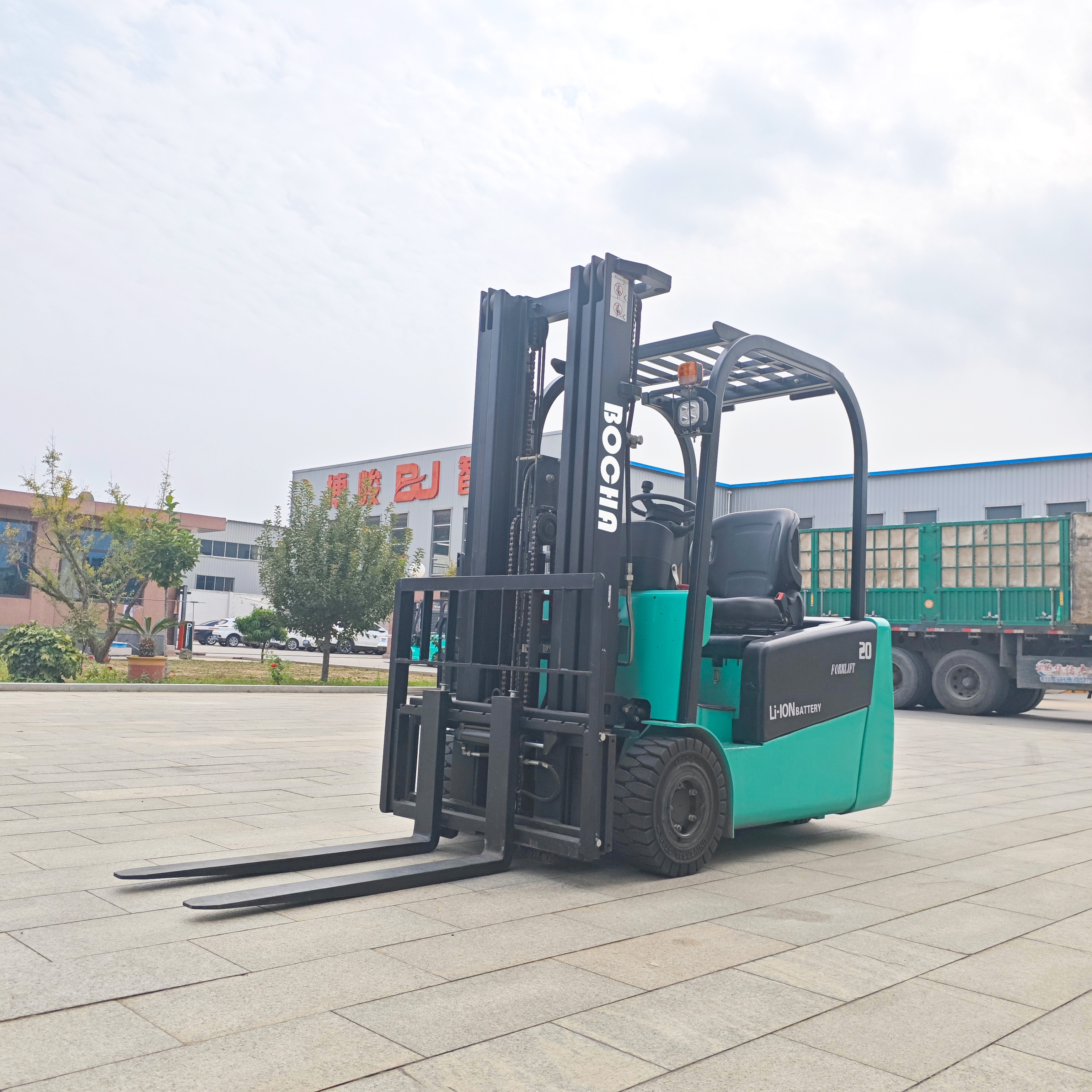 2t small three wheel high hydraulic loading and unloading fork factory direct sales