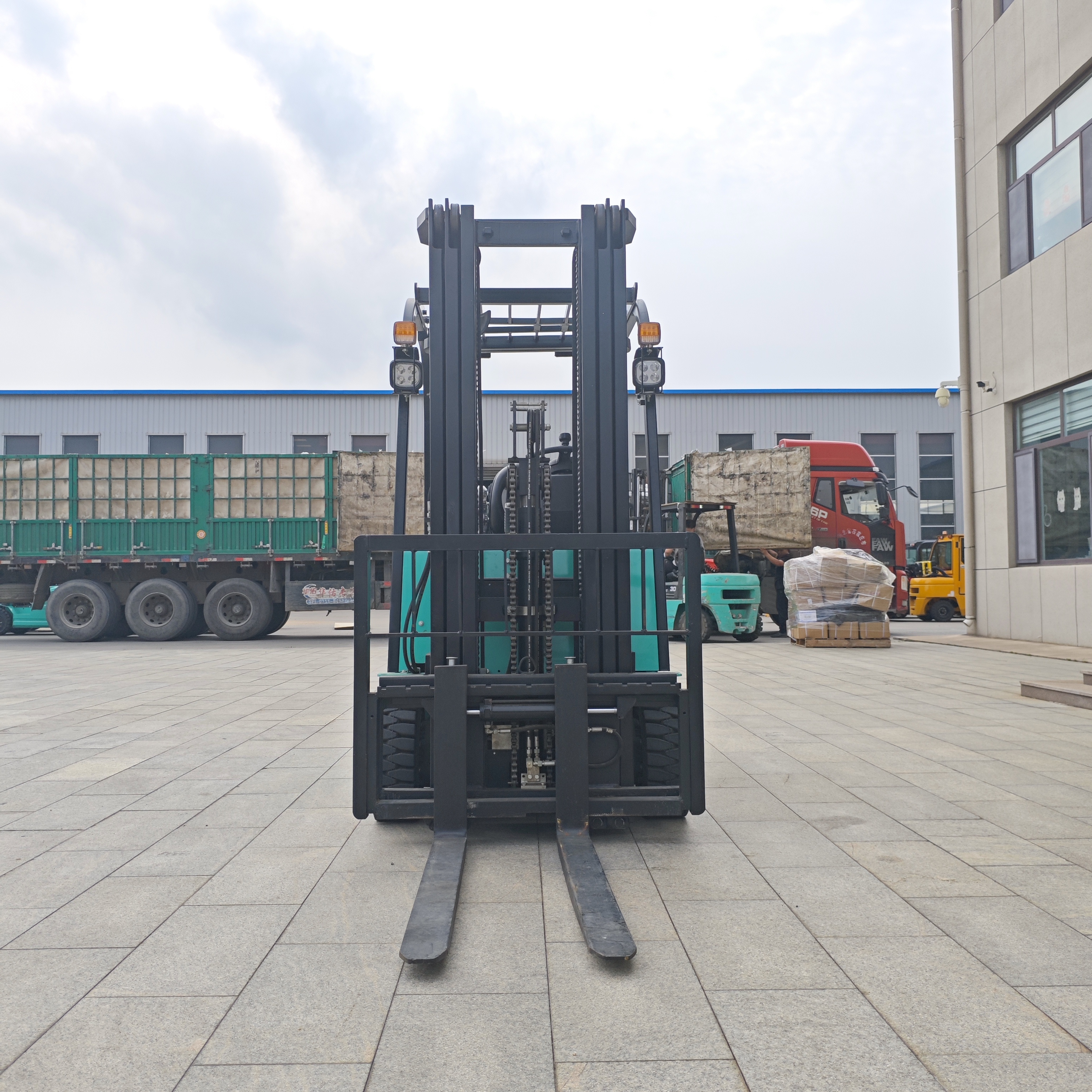 2t small three wheel high hydraulic loading and unloading fork factory direct sales