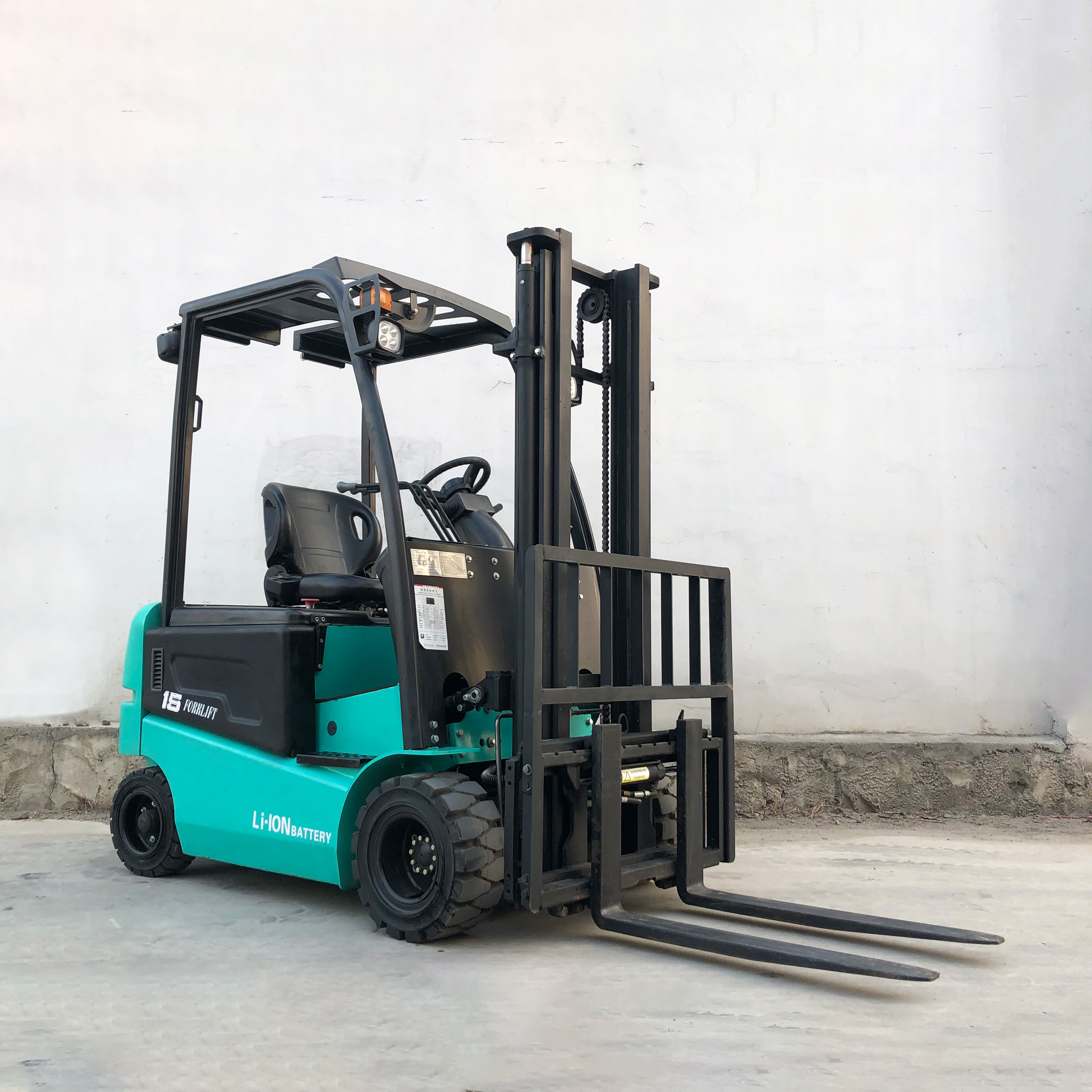 1.5t electric forklift new four-wheel hydraulic lithium battery manufacturer direct sales