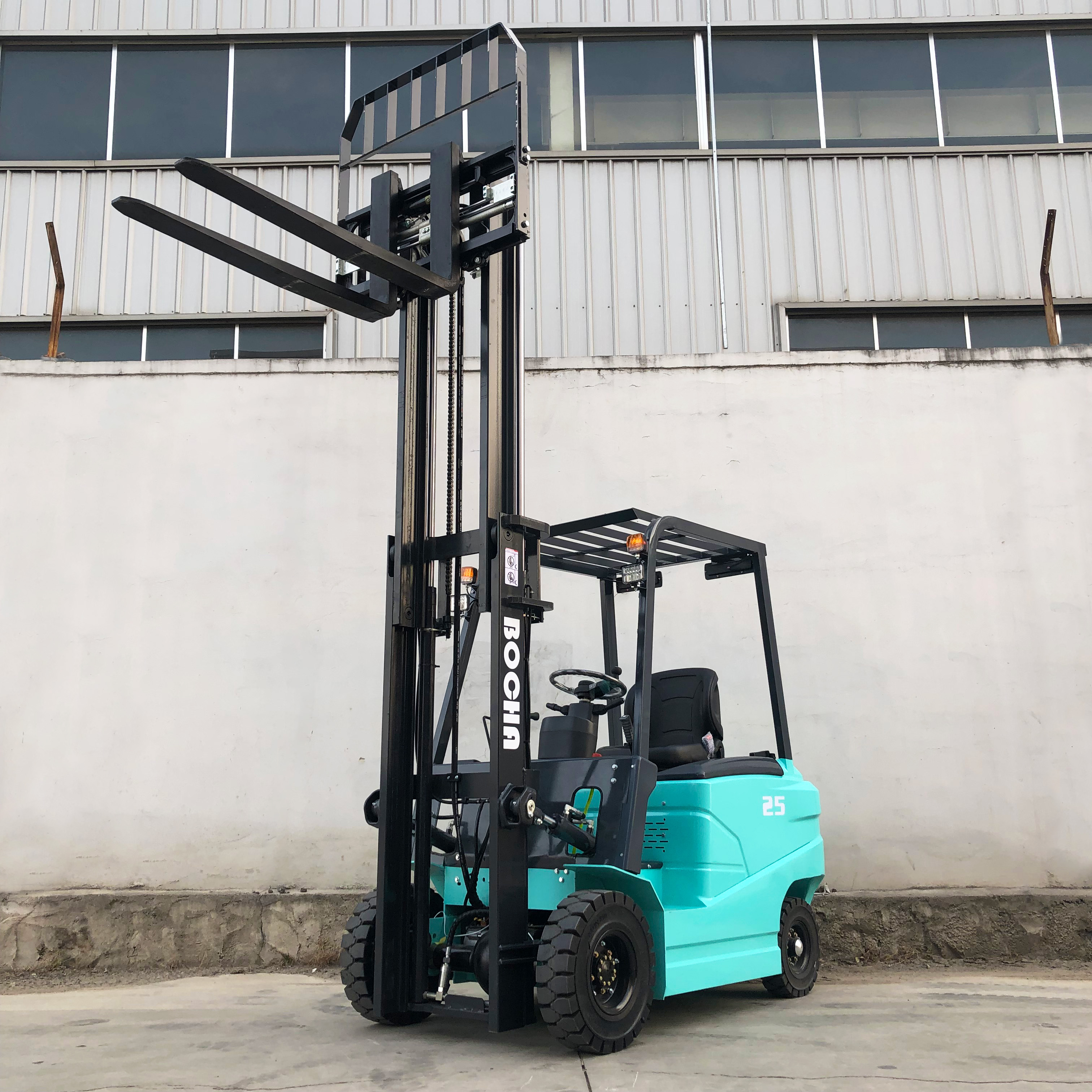2.5t vehicle mounted new energy four-wheel balanced heavy-duty forklift